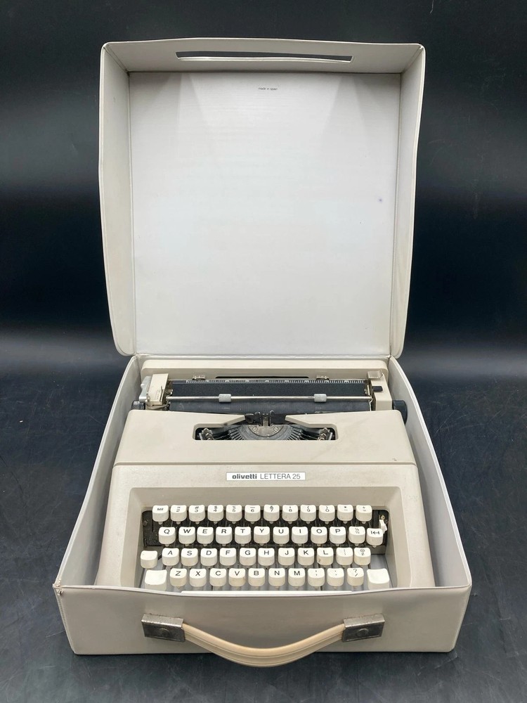 Olivetti Lettera 25 Manual Typewriter W/ Case