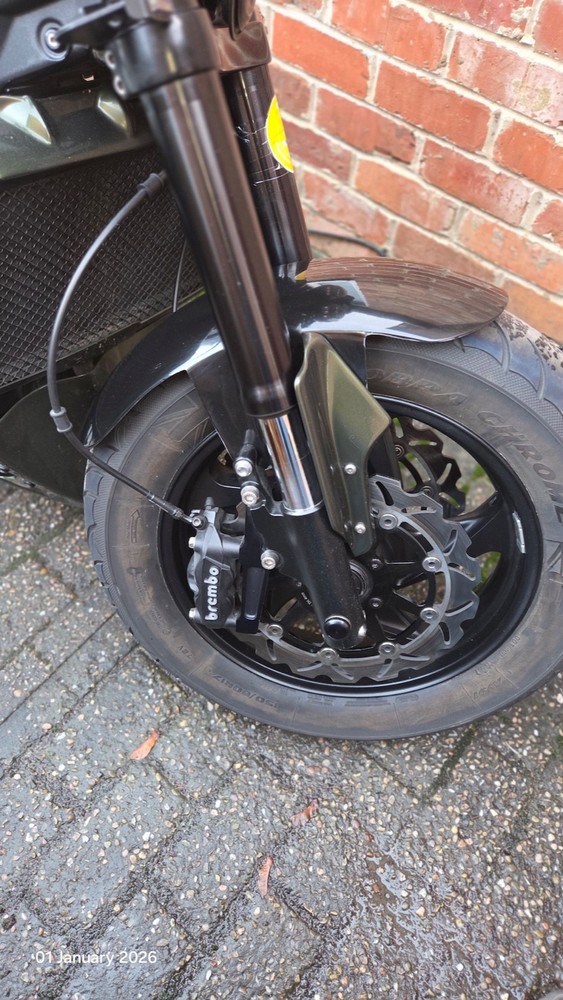 TRIUMPH ROCKET 3   SHORT FIBREGLASS FRONT MUDGUARD  ROCKET 111