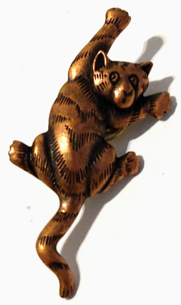 JJ Jonette Crawling Cat Figure Lapel Pin