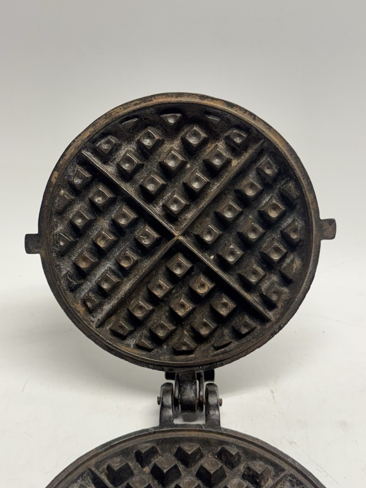 VINTAGE BRIDGE BEACH & Co 7 & 8 Cast Iron Waffle Maker EXCELLENT CONDITION!