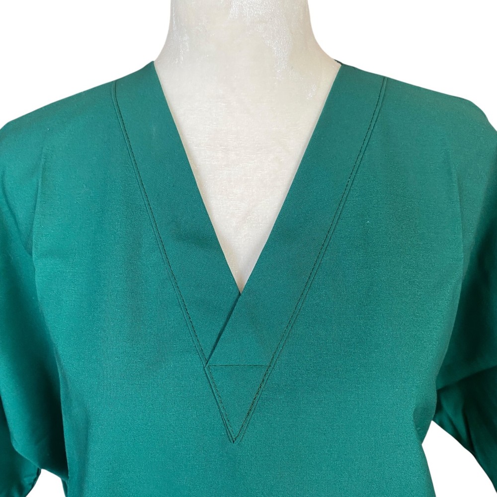 Bettie Dawn solid green short sleeve v-neck pullover scrub top with pockets M