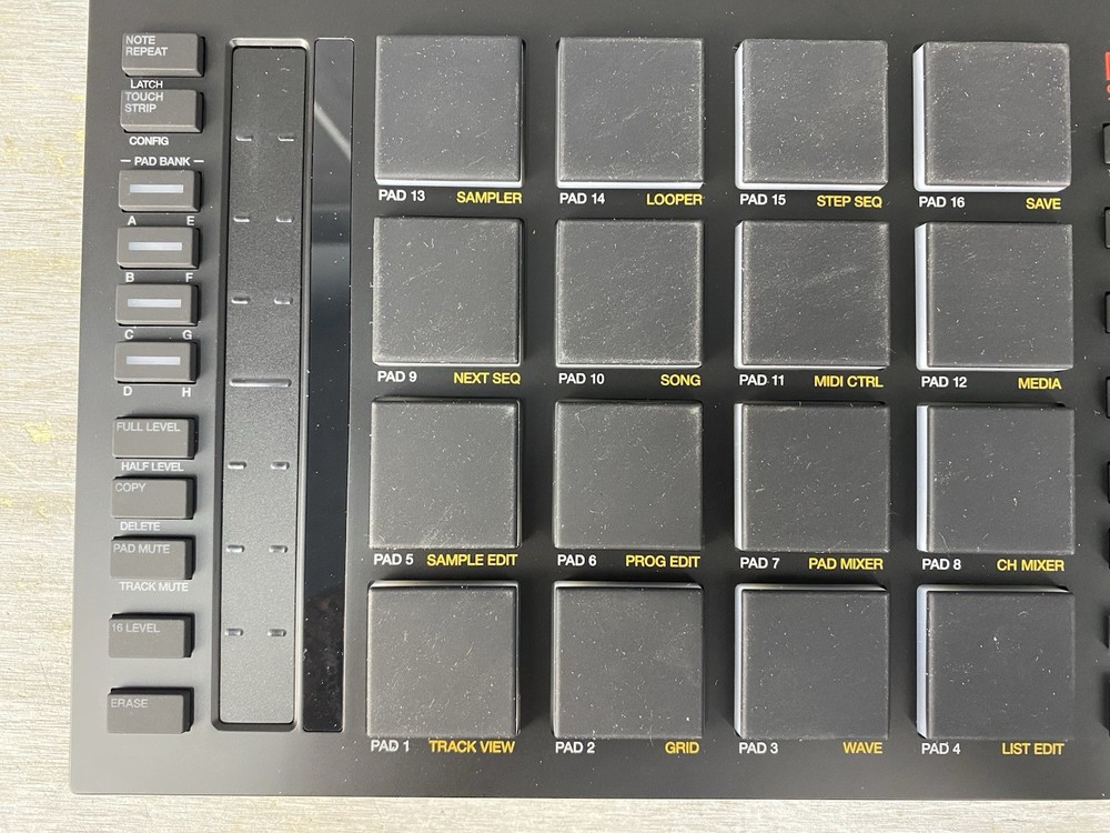 Akai Professional MPC Studio Music Production Controller Tested Great Condition