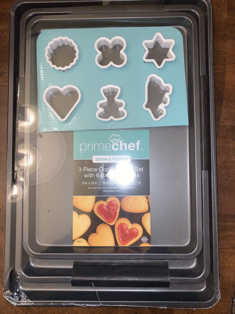 3 Peice Cookie Sheets With 6 Cookie Cutters