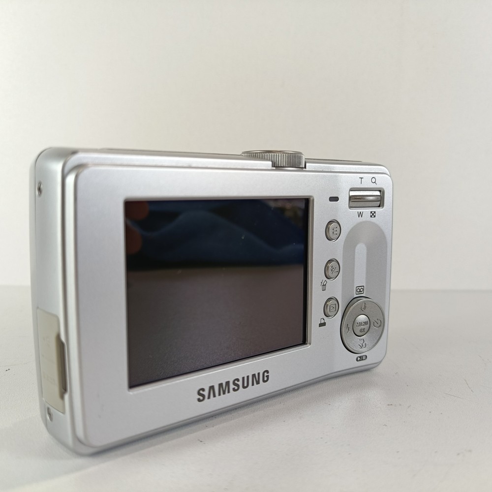 Samsung Digimax D75 7.2MP Digital Camera - Silver - Compact Digital Camera