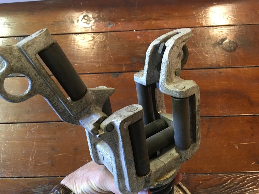 Insulated hotarm mounted conductor stringing block