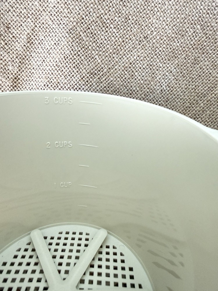 EKCO Hand Held 3-Cup Sifter With Lid-Off White-EUC