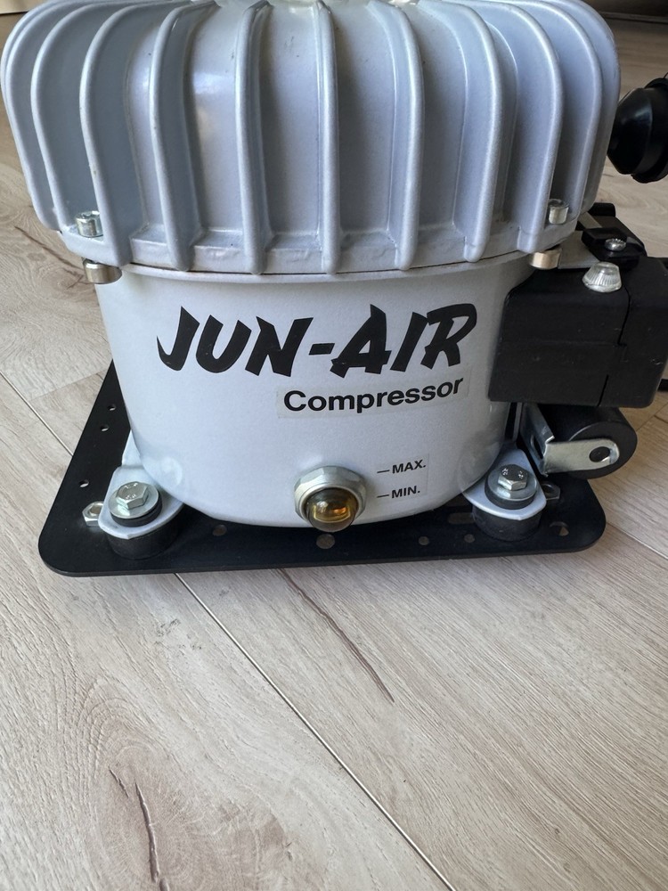 JUN-AIR Model 6-4 120 Psi AIR COMPRESSOR LABORATORY PUMP