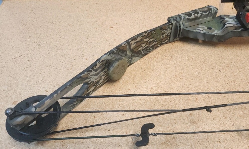 Vintage PSE Nova Compound Bow, Right hand, Mossy Oak Camo