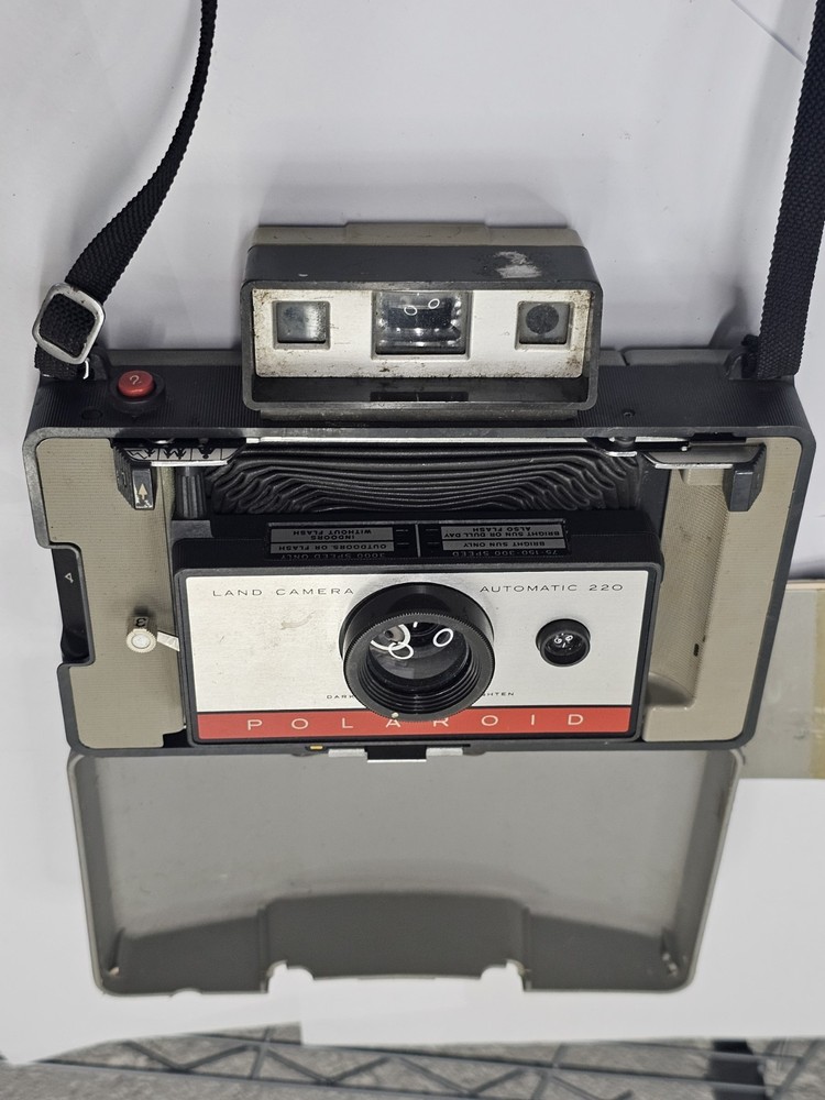 Polaroid 220 Automatic Land Camera With #193 Cold Clip - Untested