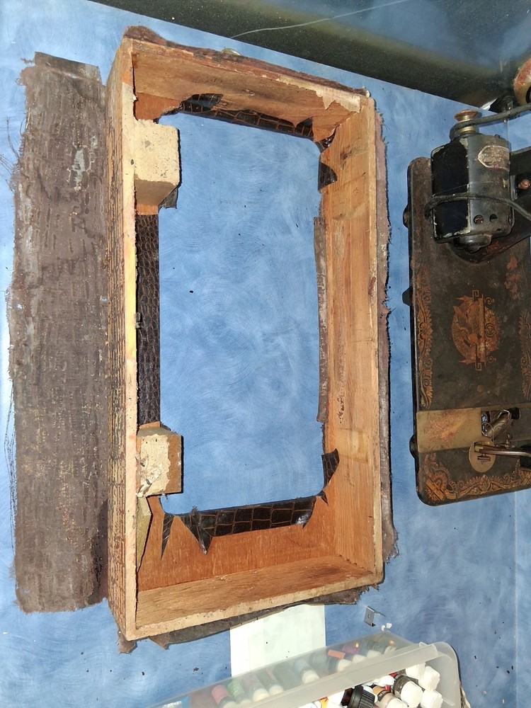 Old Singer Sewing Machine With Box