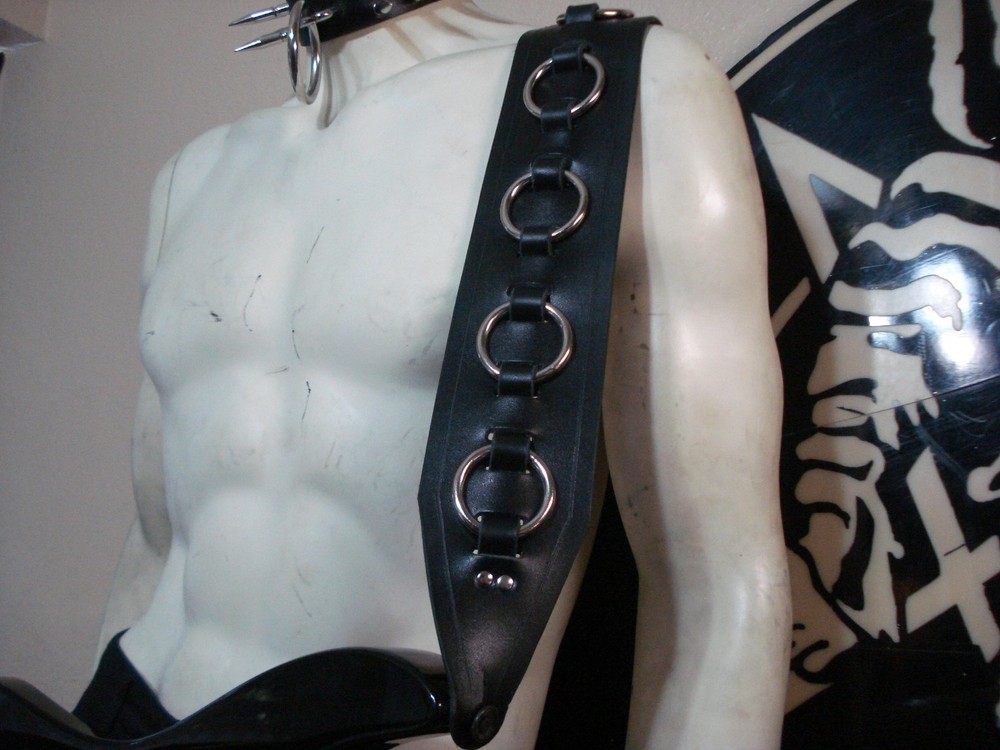 OLD SCHOOL RINGED PLAIN LEATHER GUITAR STRAP BUCKLE UP ...(MDLS0341).... DAGON