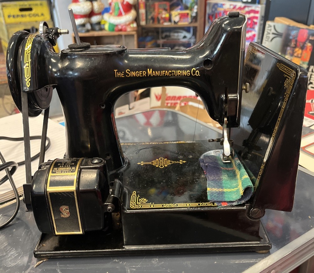 Beautiful Singer Featherweight 221 Sewing Machine