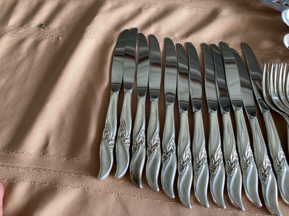 International Silver Co. 12 pl. "Silver Wind" flatware w/ xtras 74pc silver plat