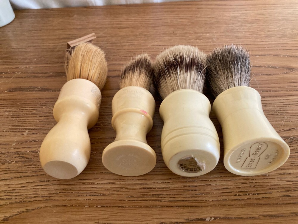 Assorted lot of shaving brushes (4) good