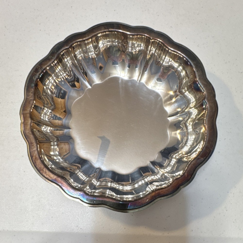 Wm. A. Rogers by Oneida Ltd. Silversmiths Silverplate Scalloped Bowl