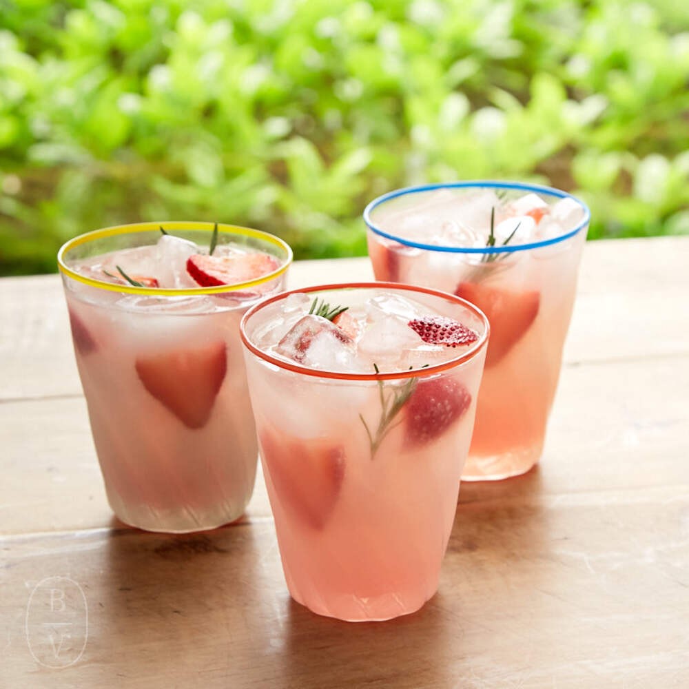 TWISTED DRINKING GLASS WITH COLORED RIM