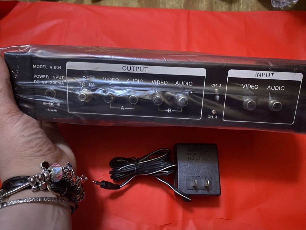 Recoton V604 Stabilizer/Enhancer RF Converter, 2 Inputs, 4 Outputs(SEALED)