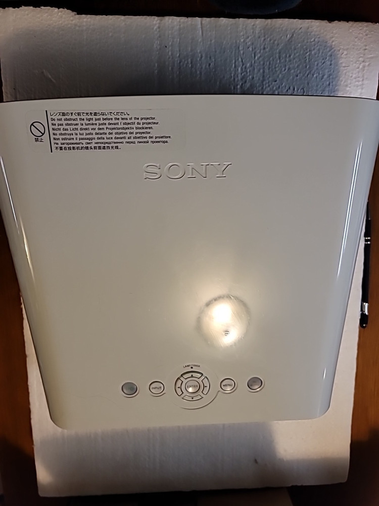 SONY VPL-TX7 PROJECTOR turns on