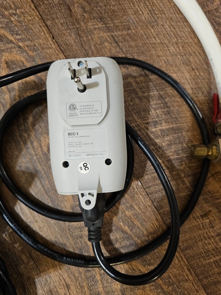 CO2 Grow Room Controller Kit – Titan Controls Regulator + BCC-1 + 4-Way Splitter
