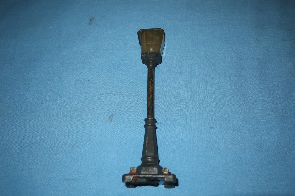 Lionel #56 Street Light Lamp Post. Working