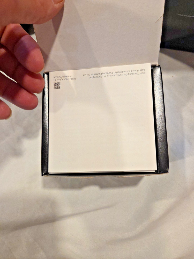 SAMSUNG Gear VR with Controller Open Box