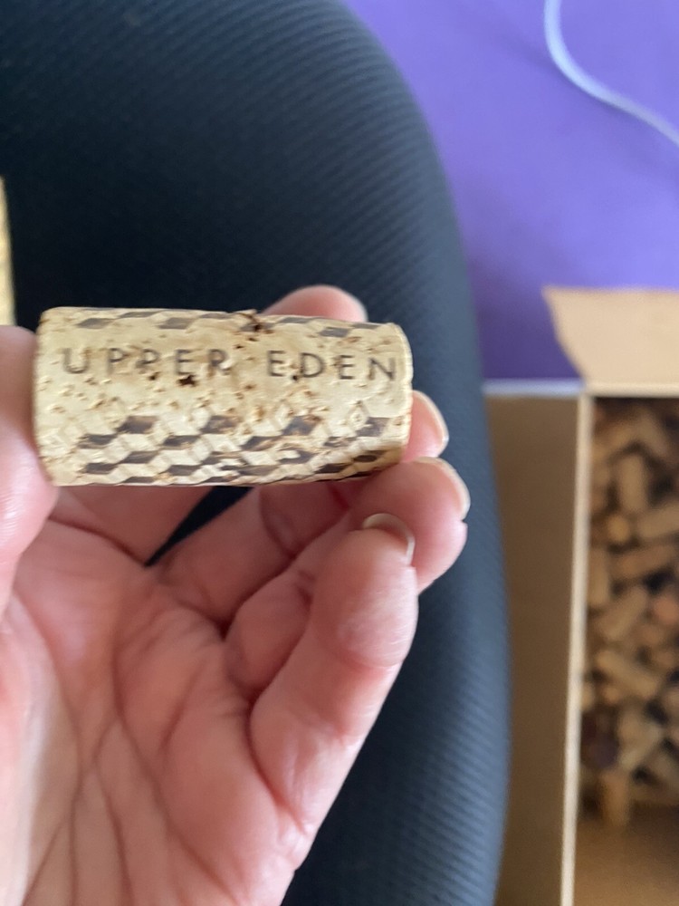 600 used natural wine corks