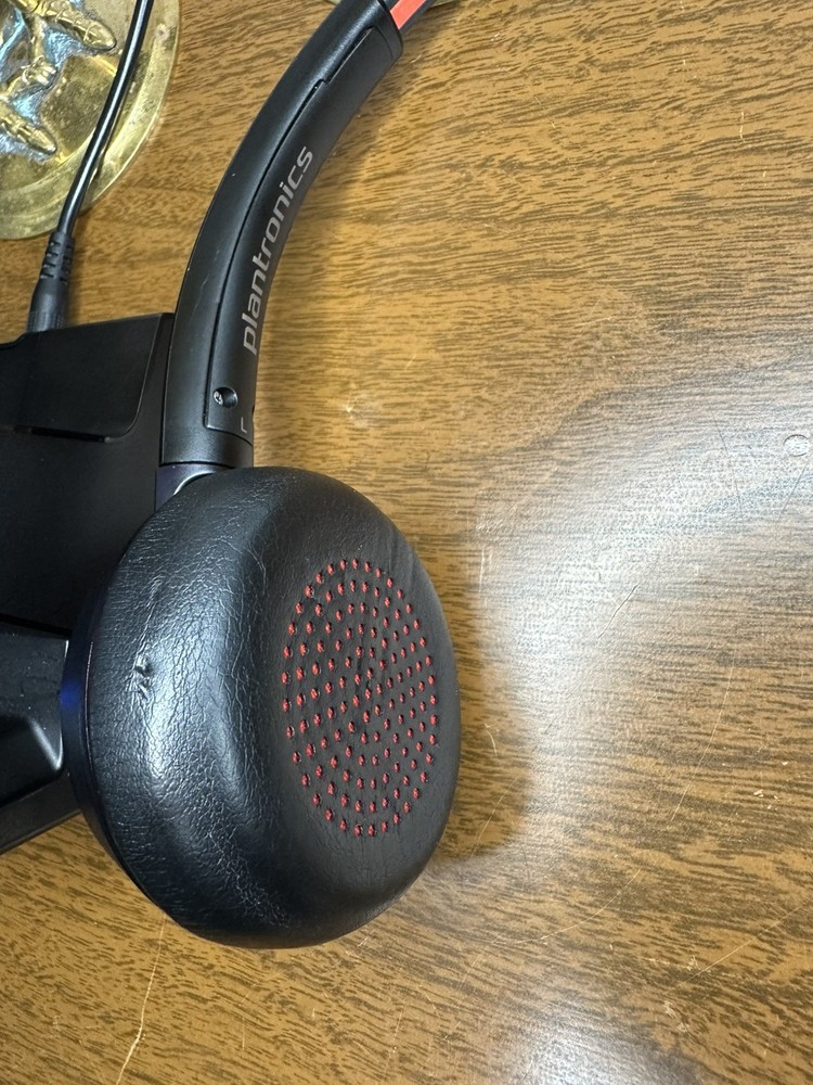 Secure Phone Calls with Plantronics Bluetooth Headphones W8200B Charging Base