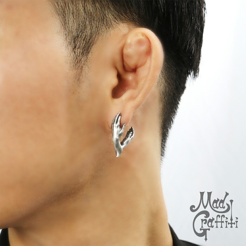 Mad Graffiti Affection L Hand Stud Earring (Single) Silver
