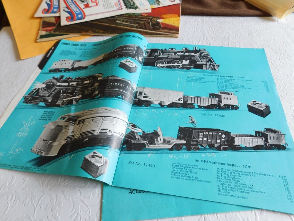 COLLECTIONOF LIONEL CATALOGS & POSTERS