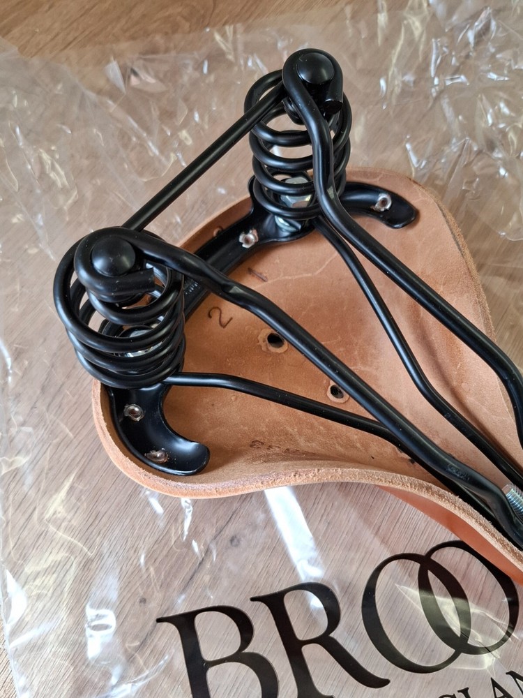 Brooks Flyer Saddle S – Classic Leather Sprung Saddle – NEW
