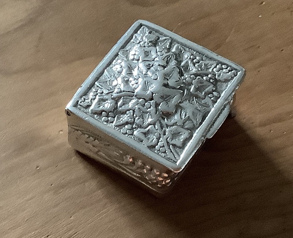 Small 925 Silver Repousse Snuff Or Pill Box Ivy leaf Design.