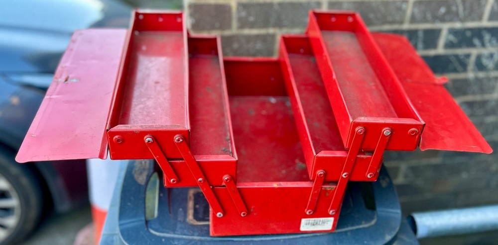 Metal cantilever tool box