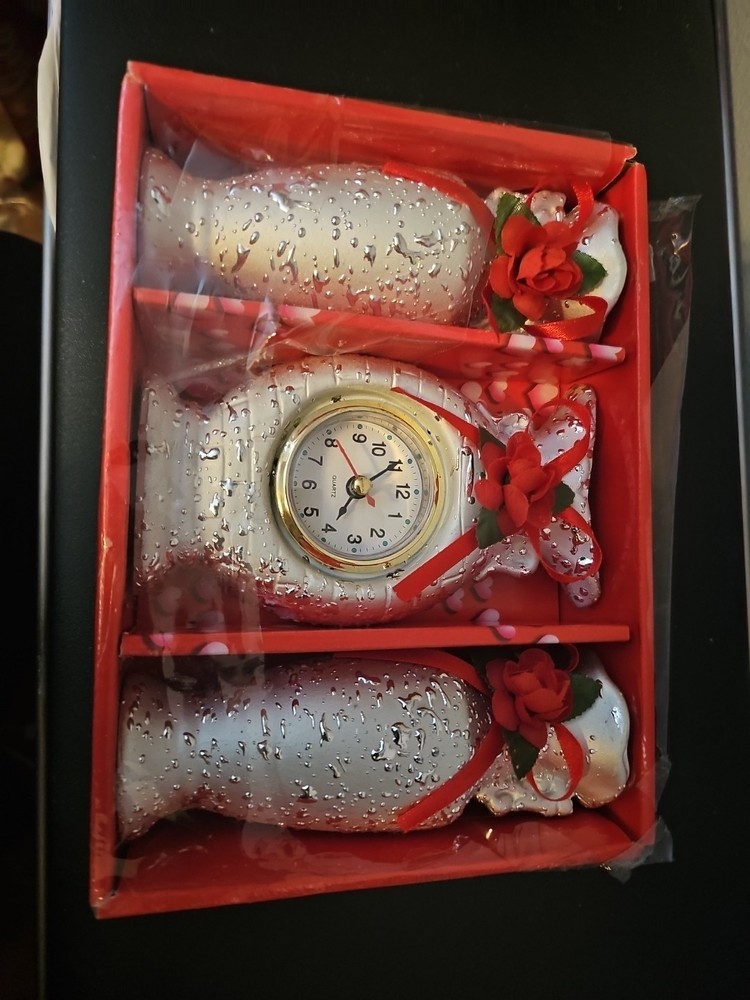 3 Vases With A Clock Set