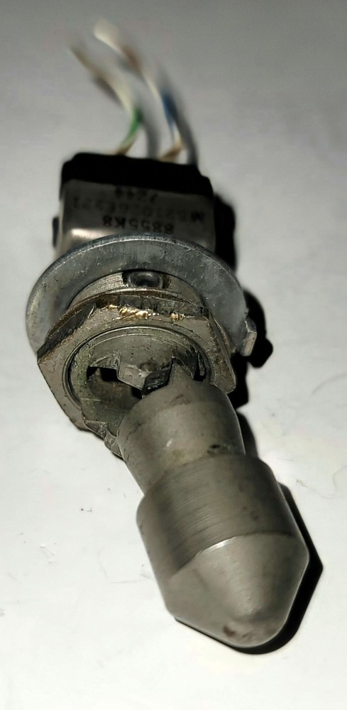 Eaton 8855K8 MS21026E231 MIL-SPEC SPDT Toggle Switch ON-ON 28VDC Locking