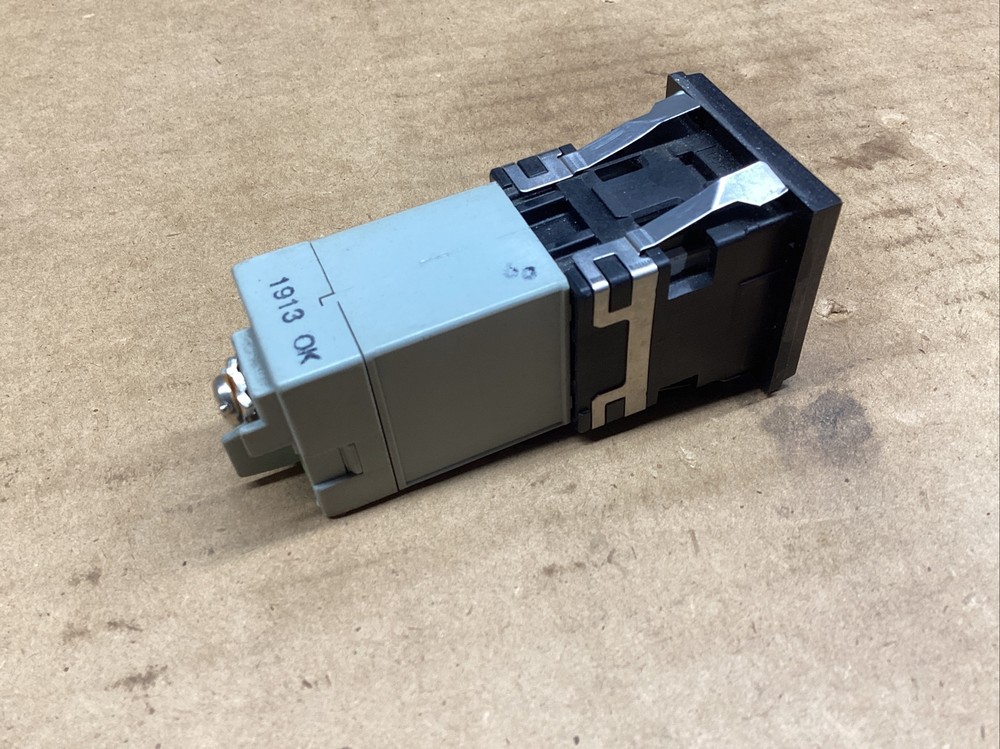 SQUARE IDEC PRIMARY MACHINE LIGHT #810M25