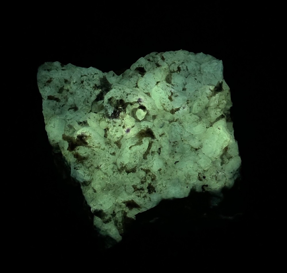 719 Gr. Fluorescent Strong Persistent Phosphorescent Hackmanite, Phlogopite, Mtr