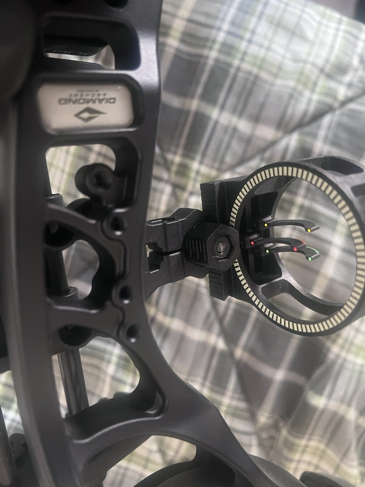 Diamond Archery A13799 Edge 320 Right Hand Bow Package - Black