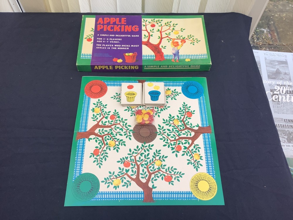 Vintage 1974 Spears Apple Picking Board Game Complete.