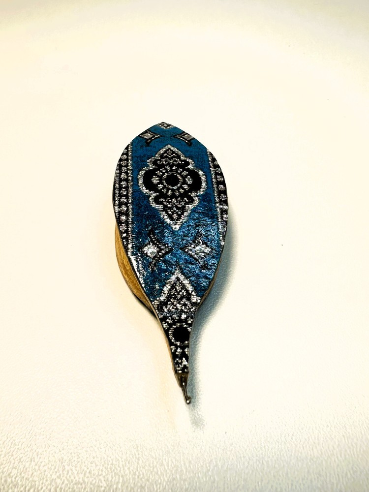 Tatting shuttle with Florence pattern 2.5 w hook blue