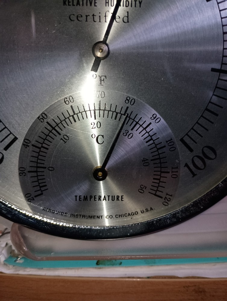 AIRGUIDE BAROMETER/TEMP GUAGE (OLD)MINT CONDITION