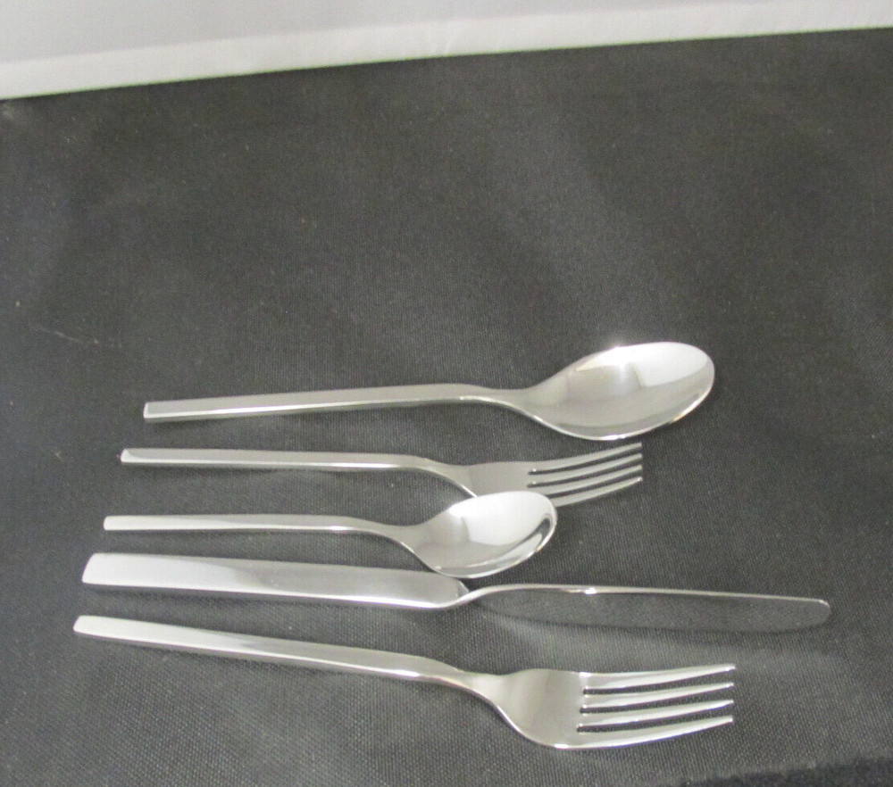 VILLEROY & BOCH PATTERN NEW WAVE STAINLESS 5 PIECE PLACE SETTING