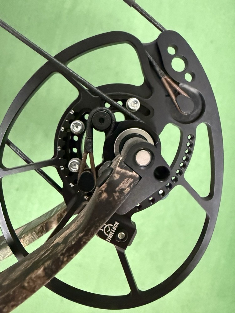 NEW Bowtech Core SR in Camo Right Hand 70# 25-30" Compound Bow