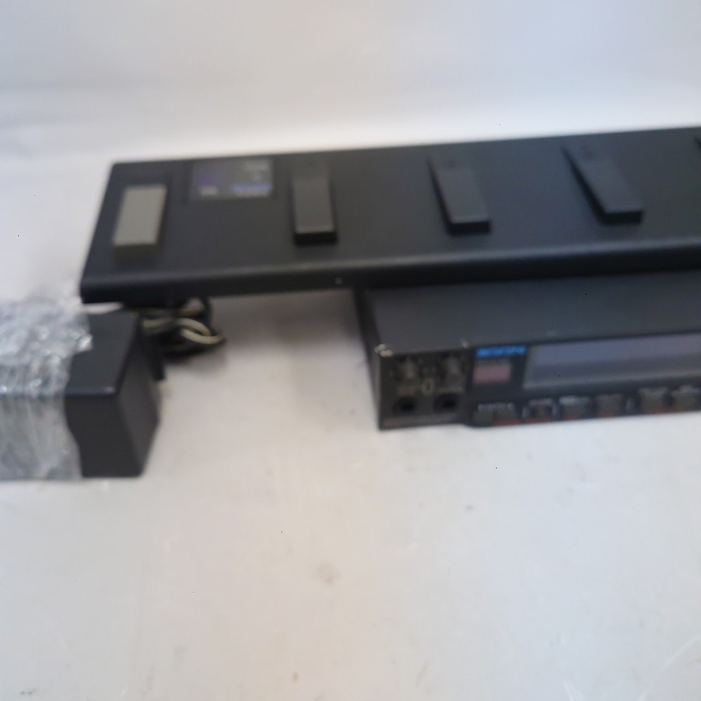 ZOOM 9050 Advanced Guitar Effects Processor with Foot Controller Working item