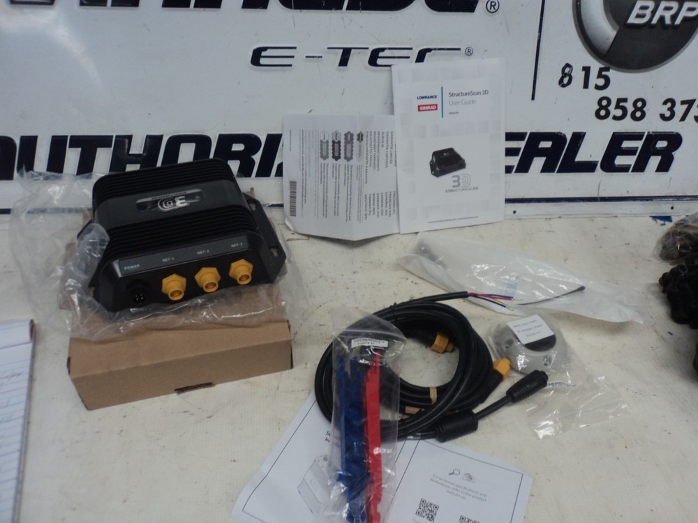 Lowrance hi resolution side scan unit.