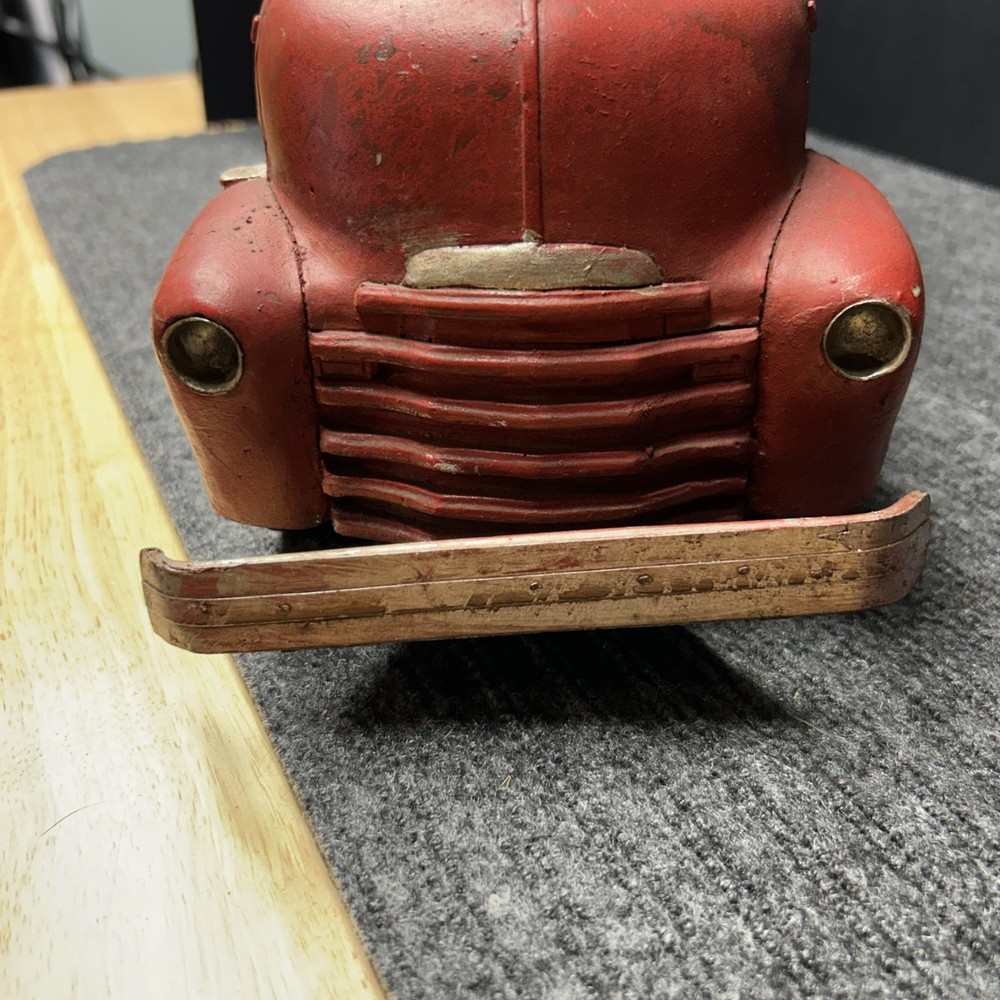 Antique Metal Fire Engine. Removable Side Ladders. In Good Condition .￼