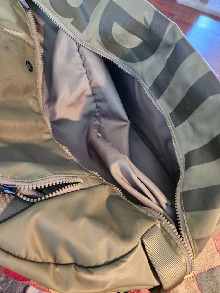 Lululemon Duffel Bag 29L Khaki Green Pre-Owned **NOTE