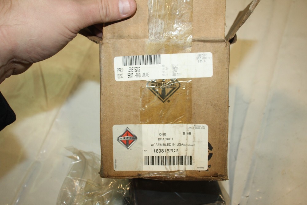 International Hand Valve Bracket 1698152C2