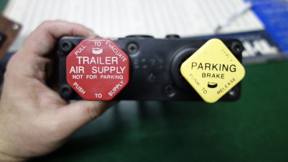 Bendix Air Brake Valve Dash Controls 5006349