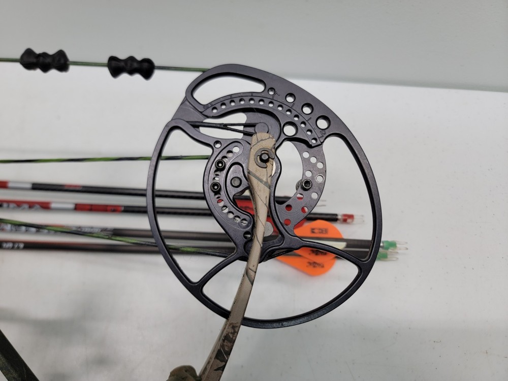 Bear Archery Moment RH Compound Bow 27" 70lbs Draw