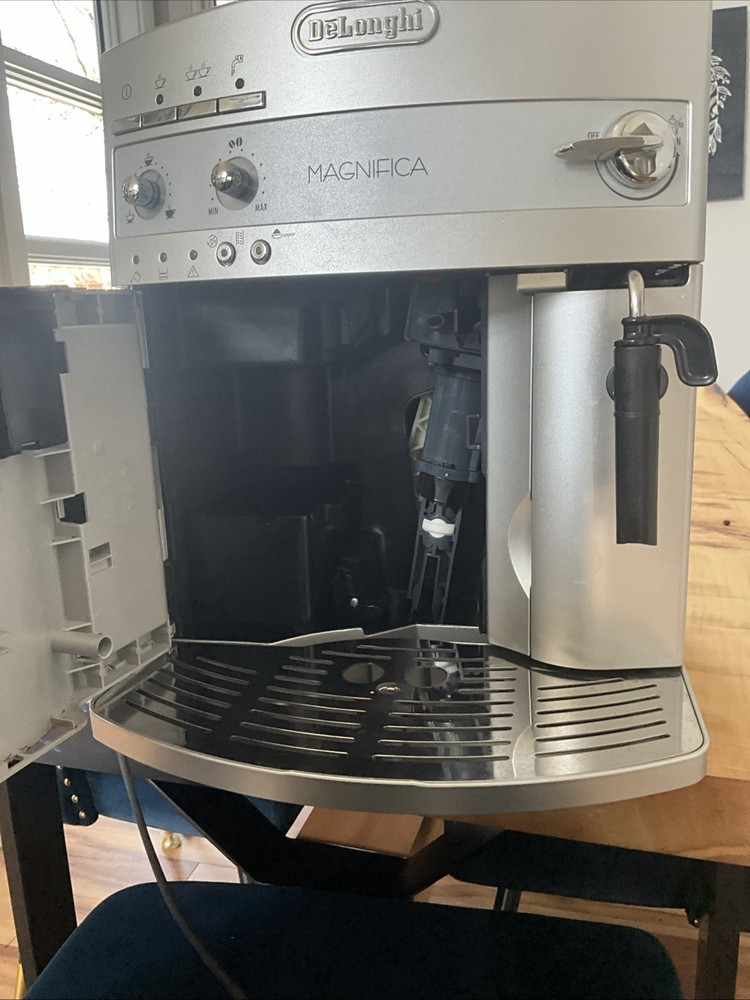De'Longhi Magnifica In Great Shape Need Water Pump